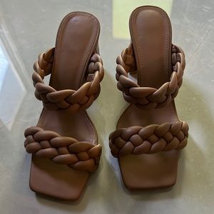 Super cute! Like new- worn once 7.5 Brown